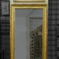 SLM 12574 2 - Sengustaviansk spegel med målad scen i krönet
