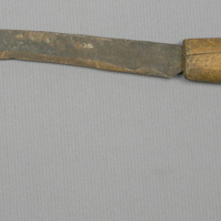 SLM 438 - Lövkniv med rundat järn och träskaft, från Koltorp, Nicolai socken