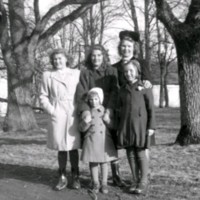 SLM M029915 - Familjeporträtt i en park