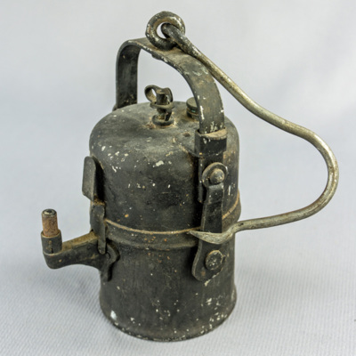 SLM 24654 - Karbidlampa av järnplåt, tillverkad av Lux omkring 1917