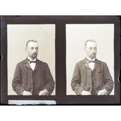 SLM X10-592 - Porträtt på en man, två exponeringar