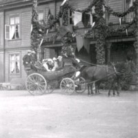 SLM M033172 - Häst och vagn framför Värnanäs herrgård