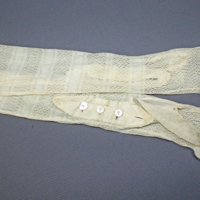 SLM 12408 4 - Långa fingerhandskar av maskinstickad gulvitt silke