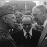 SLM P07-2527 - Hemvärnschef Axel Eriksson träffar kung Gustaf VI Adolf 1957