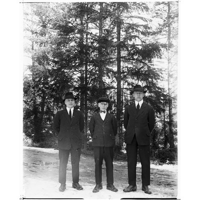 SLM X01-59 - Porträtt på tre män