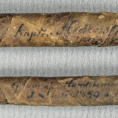 SLM 34163 1-10 - Cigarrer med påskrift, förvarat i cigarrlåda 
