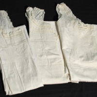 SLM 10270, 10271, 10272 - Tre underklänningar av vit bomull, med spetsar och broderier, märkta AR (Agnes Rosensvärd)