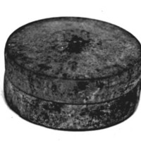SLM 3992 - Smörask, cylindrisk svarvad ask med platt lock, från Skripkärr i Tuna socken
