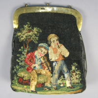 SLM 9007 - Väska av pegamoid, framsidan med stramaljbroderi, musicerande pojkar