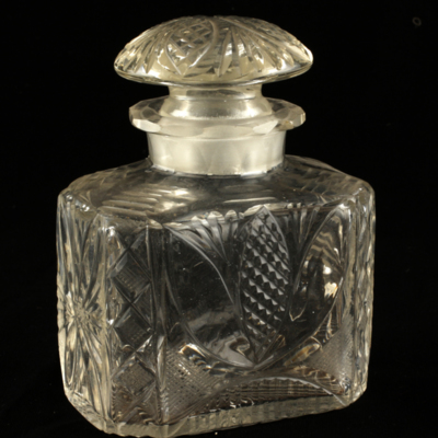 SLM 10099 - Flaska, möjligen parfymflaska av glas med propp, slipad dekoration
