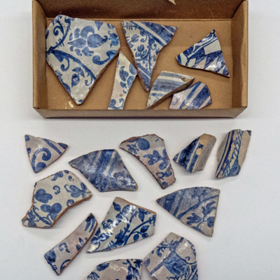 SLM 15615 - Delar av keramikkärl i blåvit fajans, från Nyköpingshus