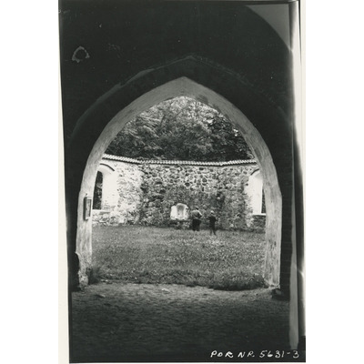SLM POR57-5631-3 - Björkviks gamla kyrka med vaktmästarparet, foto 1957