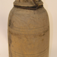 SLM 318 - Svarvad flaska av trä, med propp och järnhank, från Vesterberga i Runtuna