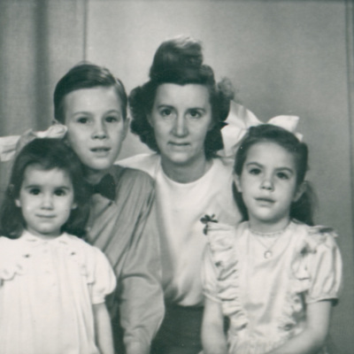 SLM P2015-710 - Familjen Wohlin, familjefoto omkring 1948