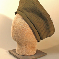SLM 10295 - Grå hatt i baskermodell, dekorerad med stickningar, 1900-talets mitt