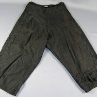 SLM 36140 - Knälånga underbyxor, benkläder, av svart bomullssatin, ca 1900