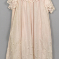 SLM 12042 - Flickklänning av rosa brodyrtyg, tidigt 1900-tal