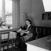 SLM R180-78-8 - Fru Svensson år 1945