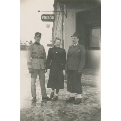 SLM P2022-0067 - Eivor Gemzell med två unga män, 1930/40-tal
