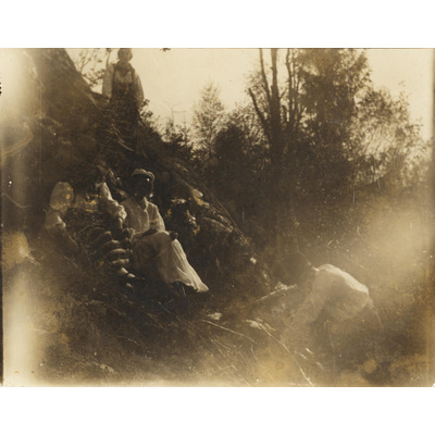 SLM P07-461 - Fyra personer i skogen