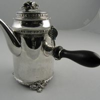 SLM 24531 - Cylindrisk kaffekanna av silver tillverkad 1884
