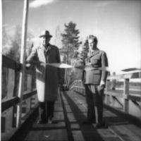 SLM POR54-3355-2 - Björkvik får bro byggd av bockar, foto 1954.