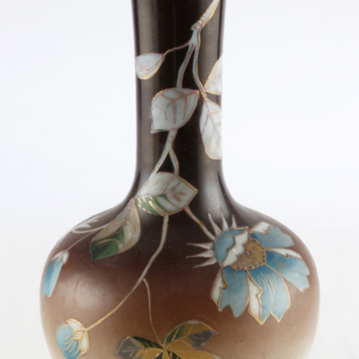 SLM 7626 - Vas av keramik med hög hals, dekorerad med blommor, från Nyköping