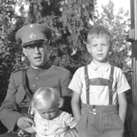 SLM P07-1386 - Göran Lybeck med sönerna Thomas, född 1944, och Anders, född 1934, omkring 1945