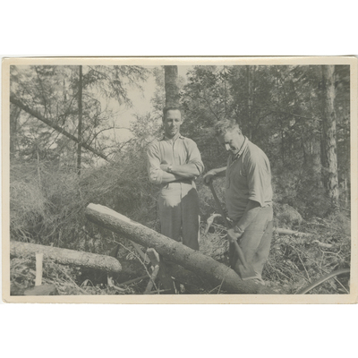 SLM P2022-0488 - Två män i en skog