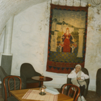 SLM P2013-973 - Elin Corlin (1908-2005) vid sin vävnad drottning Kristina, Nyköping 2002
