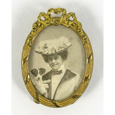 SLM 39492 - Inramat foto, miniatyr, Helene Åkerhielm med hund (1886-1908)
