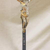 SLM 19083 - Krucifix av trä, Kristusgestalten förgylld, från Ytterenhörna kyrka