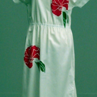 SLM 29111 - Klänning av vit bomull med stora röda blommor, ca 1980