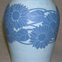 SLM 28149 - Vas med ljusblå glasyr och blomsterdekor i sgraffito, signerad: 