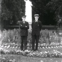 SLM X1838-78 - Två män i Gripsholmsparken, cirka 1920-tal
