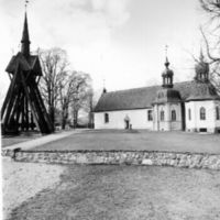 SLM A24-319 - Vadsbro kyrka med klockstapeln och kyrkomuren