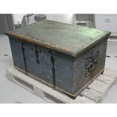 SLM 15987 - Blåmålad kista med beslag i jugendstil, från Svärta socken