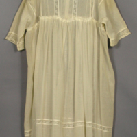 SLM 11211 - Flickklänning av vit voile med infällda spetsar, har burits av Anna Brown f. 1912