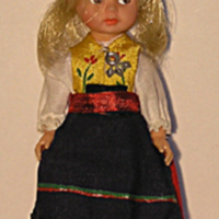 SLM 27329 1-2 - Två dockor i folkdräkt från Vingåker, souvenir från Stockholm