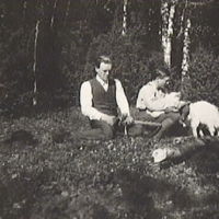 SLM M008802 - Daniel Smedberg gör en stenyxa, stenåldersexperimentet år 1918