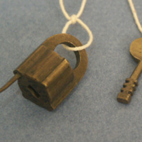 SLM 21591 1-2 - Litet mässingslås med nyckel, från Stora Eneby i Toresund