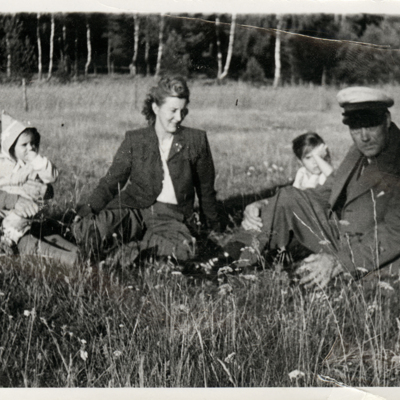 SLM P2016-0350 - Karin med barnen och föräldrarna på 1940-talet