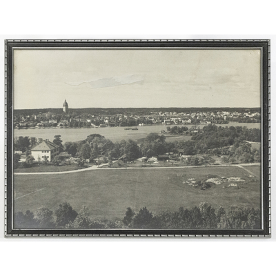 SLM 59128 11 - Inramat fotografi, vy över Sundbyområdet vid Strängnäs, troligen 1920-tal