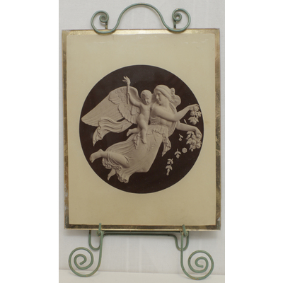 SLM 22387 - Inramat foto av medaljong, ängel med barn och rosor i händerna