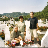 SLM P12-1370 - På kyrkogården i Banja Luka. Från vänster Kasim, Enisa och brorsonen Safuan.