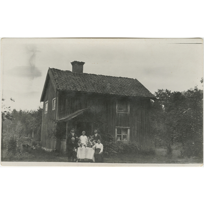SLM P2022-0684 - Familj framför okänd byggnad, Södermanland
