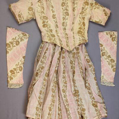 SLM 9088 - Tvådelad klänning av bomullstyg, vit botten med rosa och brunt mönster från 1800-talets mitt