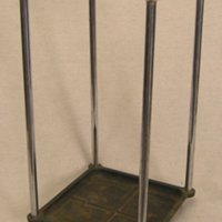SLM 32633 - Paraplyställ av stålstänger på kvadratisk bas