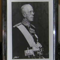 SLM 7064 - Inramat foto i ram av silver, kung Gustaf V