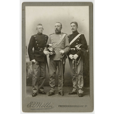 SLM P2021-0015 - Visitkort, tre män i uniform, Köpenhamn, har tillhört Bodil Güntzel